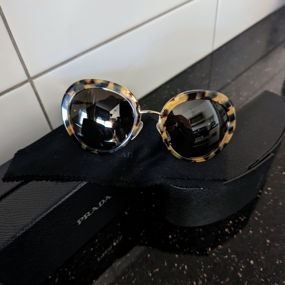 Prada Sunnies ☀️ SPR 16Q. EUC. - Picture 6 of 9